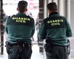 DOS AGENTES DE LA GUARDIA CIVIL EVITAN EL APUÑALAMIENTO DE UNA MUJER EN GRANADA