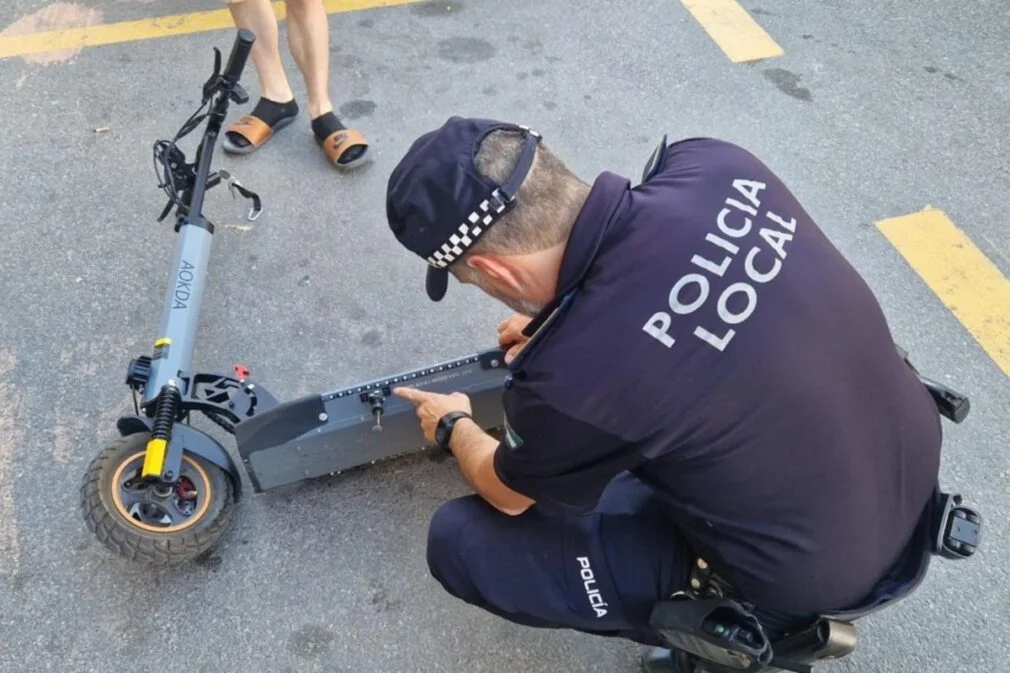 LA POLICÍA LOCAL DETIENE A UN JOVEN TRAS SER SORPRENDIDO CIRCULANDO CON DOS PATINETES ROBADOS EN ALMERÍA