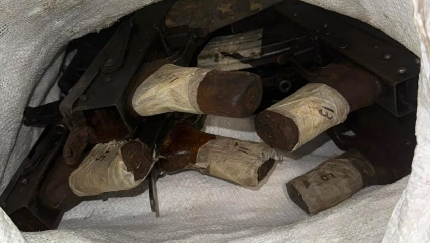 LOS MOSSOS INTERCEPTAN EN LA AP-7 UN VEHÍCULO DE ALTA GAMA CON ARMAS DE GUERRA OCULTAS EN EL MALETERO