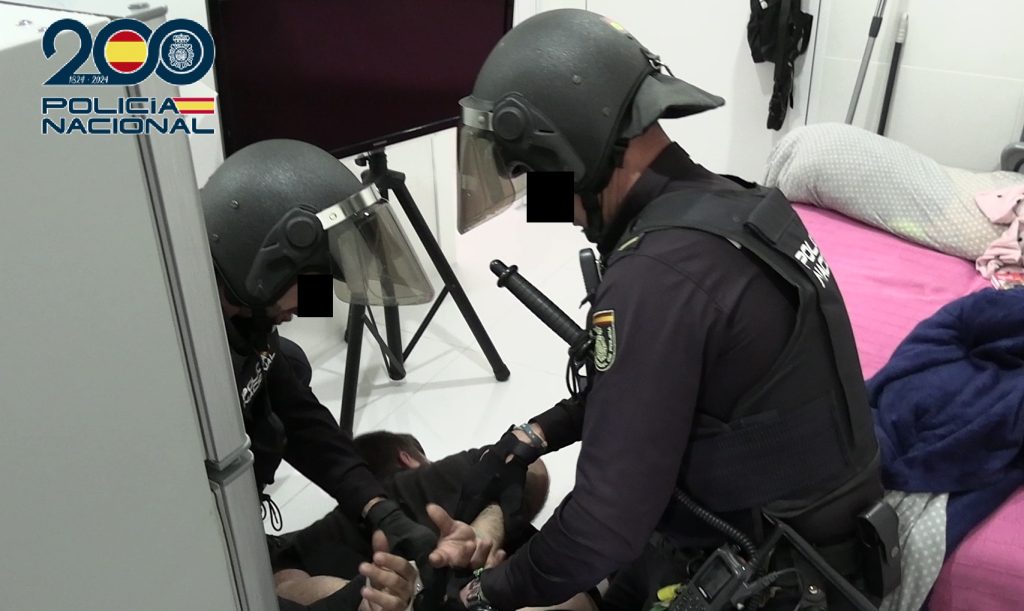 MACROOPERACIÓN CONTRA EL NARCOTRÁFICO EN CARTAGENA: DIEZ DETENIDOS, ARMAS, DROGA Y 200.000 EUROS OCULTOS
