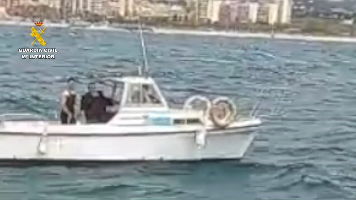 RESCATE HISTÓRICO FRENTE A MATARÓ: LA GUARDIA CIVIL SALVA A CINCO PERSONAS DE UNA EMBARCACIÓN A LA DERIVA