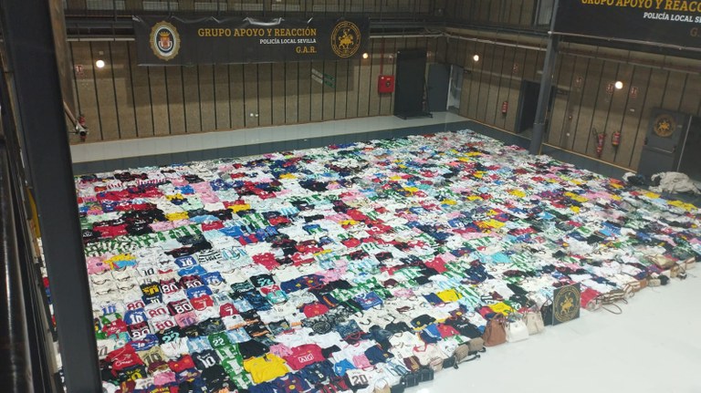 LA POLICÍA LOCAL DE SEVILLA INTERVIENE MÁS DE 3.000 PRODUCTOS FALSIFICADOS VALORADOS EN 100.000 EUROS