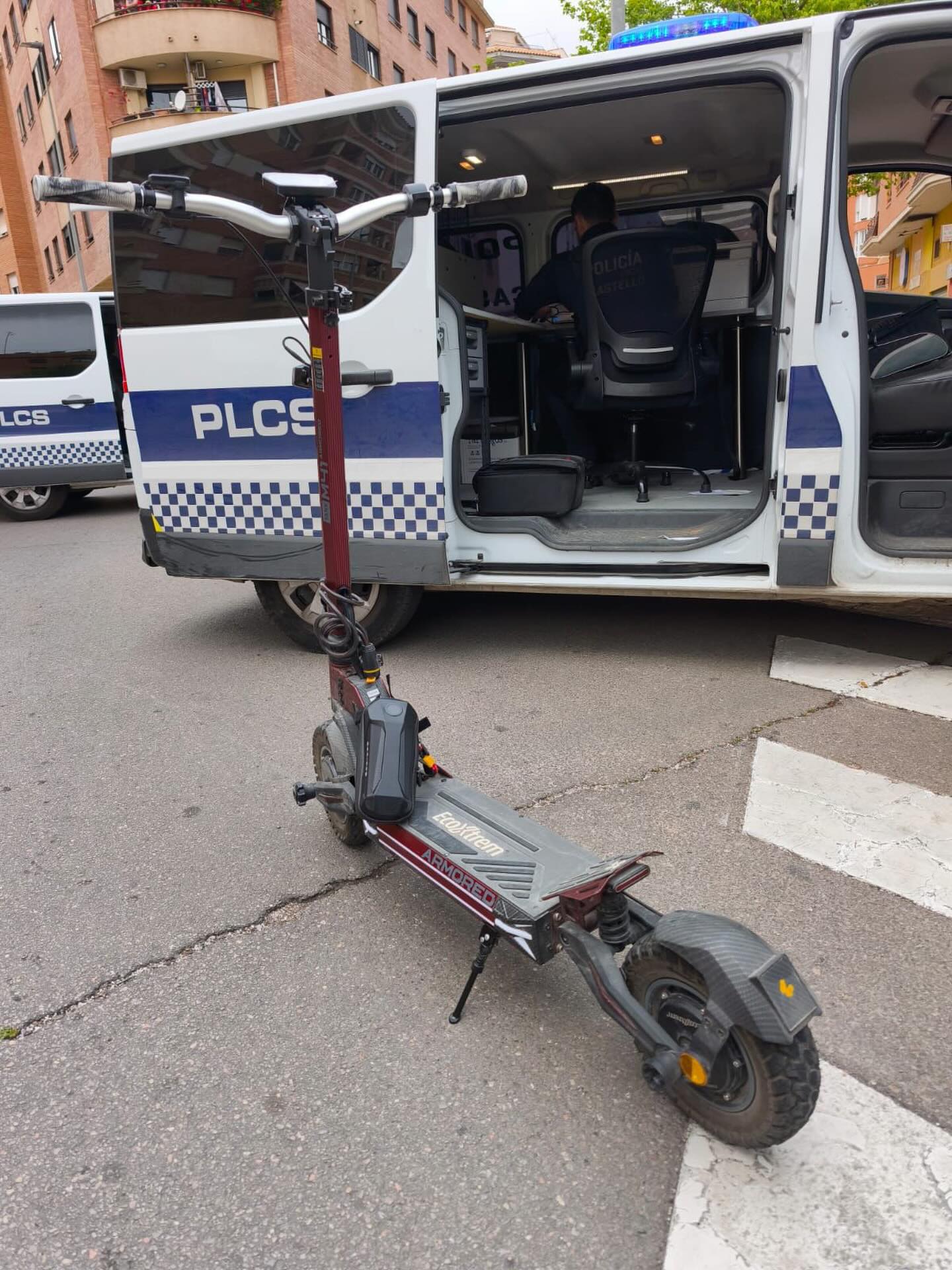 HUYE DE LA POLICÍA EN PALMA CON UN PATINETE TRUCADO QUE ALCANZABA CASI 100 KM/H Y TERMINA ESTRELLÁNDOSE CONTRA UN COCHE