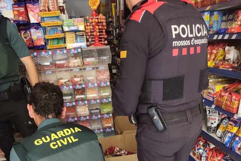 LOS MOSSOS DETECTAN FRAUDE ELÉCTRICO, PRODUCTOS CADUCADOS Y VAPERS ILEGALES EN COMERCIOS DEL MONTSIÀ
