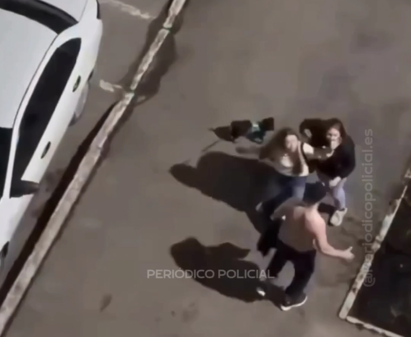 Un hombre se acerca de forma agresiva…