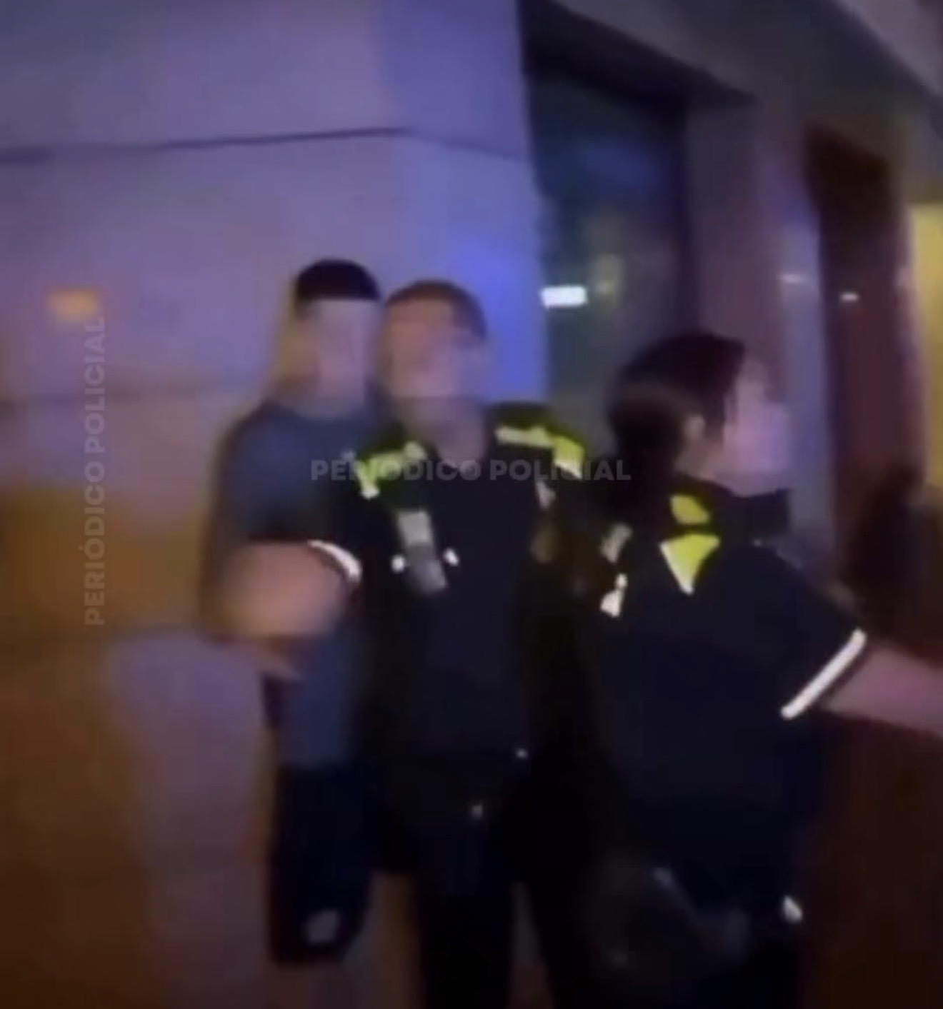 Intenta coger el arma de un policía