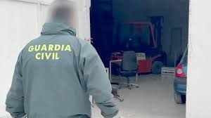 La Guardia Civil precinta un taller ilegal oculto en una huerta de Alicante