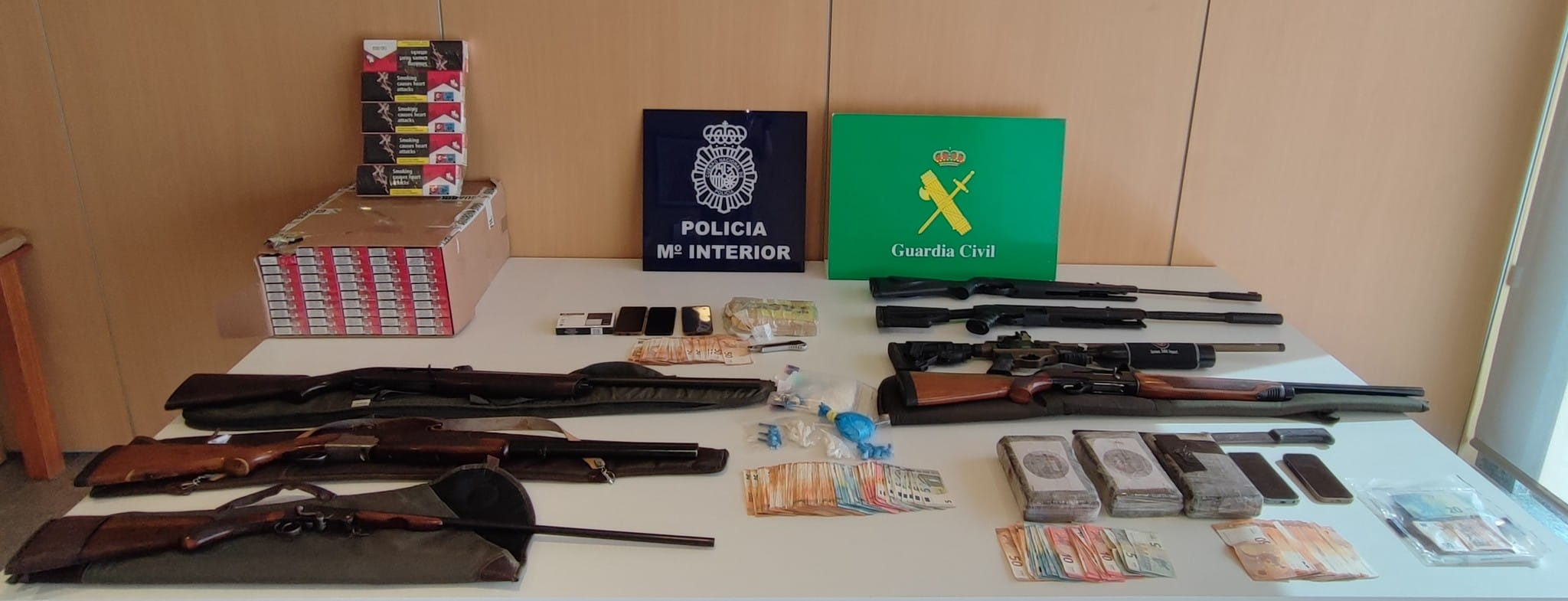 CAEN DOS CÉLULAS CRIMINALES DEDICADAS AL TRÁFICO DE COCAÍNA, FÁRMACOS Y TABACO EN LAS RÍAS BAIXAS
