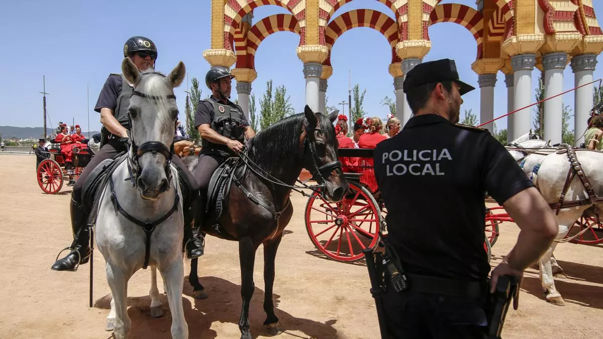 La Policía Local intensifica la vigilancia contra los taxis ilegales durante la Feria de Córdoba