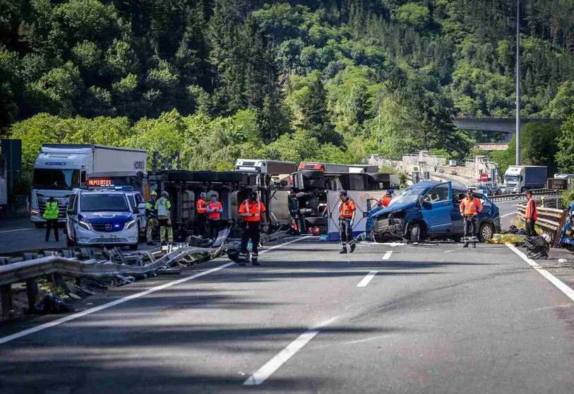 Cinco agentes de la Policía Foral fallecen en un trágico accidente con un camión cisterna en la AP-8