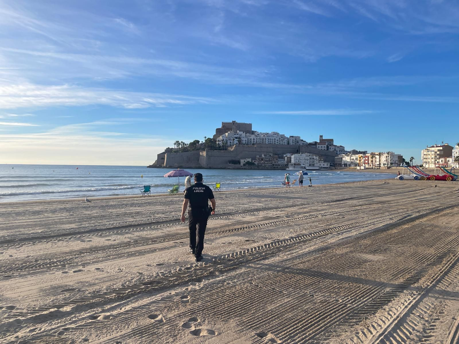Dos agentes rescatan a tres bañistas en grave riesgo de ahogamiento junto al Castillo del Papa Luna de Peñíscola