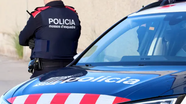Un mosso resulta agredido de una patada en la cara durante una detención en el Raval de Barcelona