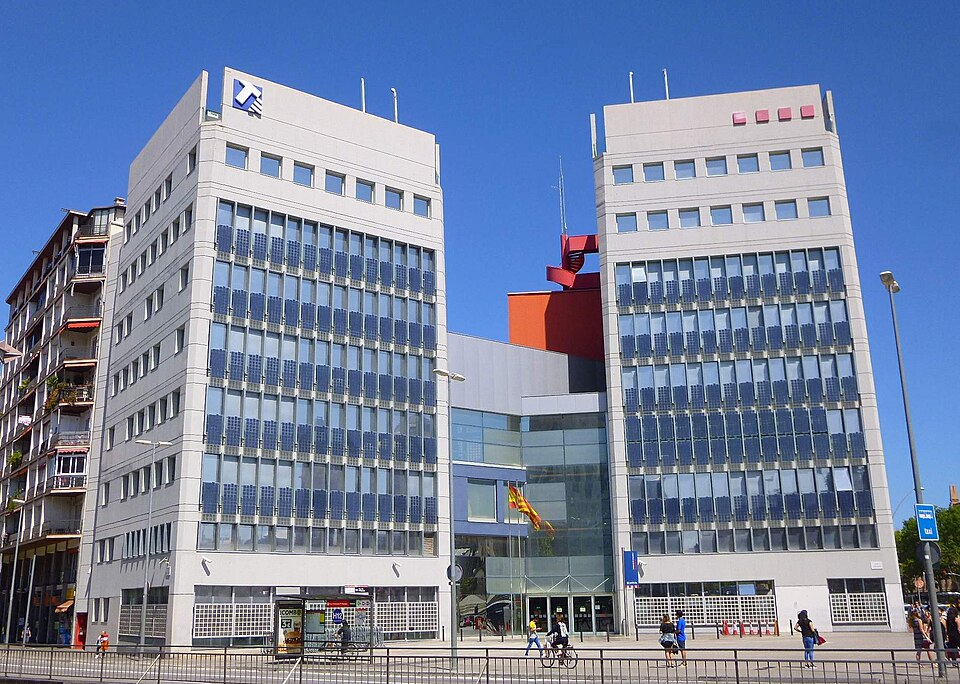 Detenido tras intentar prender fuego a un vehículo policial frente a una comisaría de los Mossos en Barcelona
