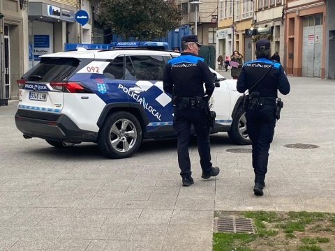 La Policía Local interviene dos navajas tras varias peleas registradas durante la madrugada en Lugo