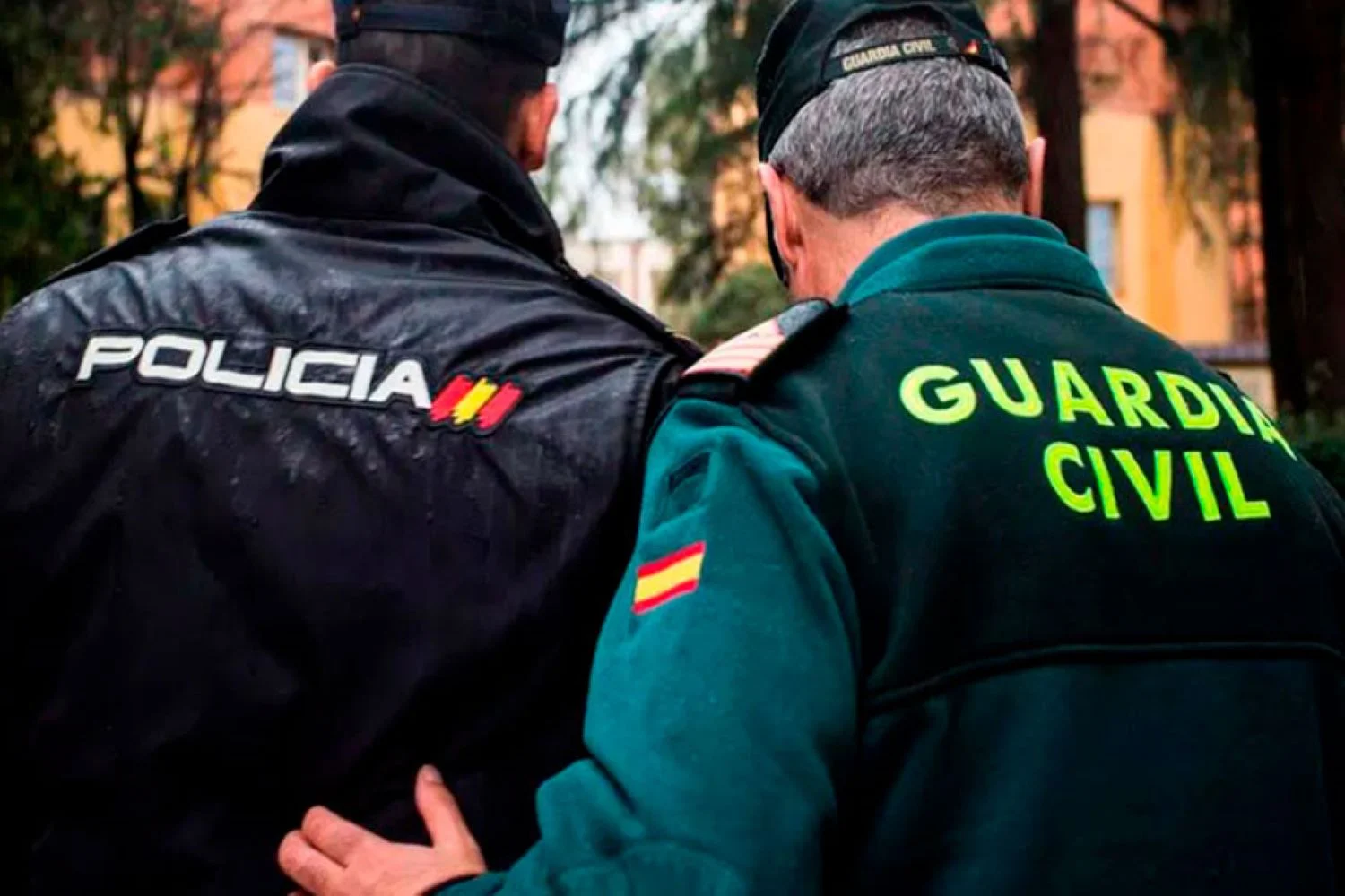 Doce detenidos en Dénia por la venta de prendas falsificadas en una operación con más de 2.200 artículos intervenidos