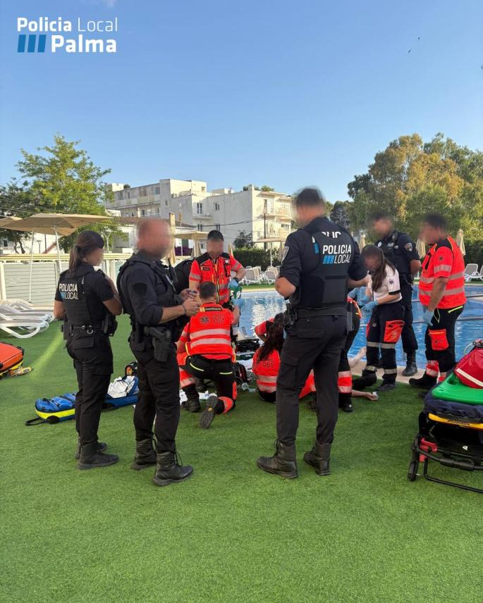 Dos agentes de la Policía Local salvan la vida de un joven que se estaba ahogando en un hotel de Playa de Palma