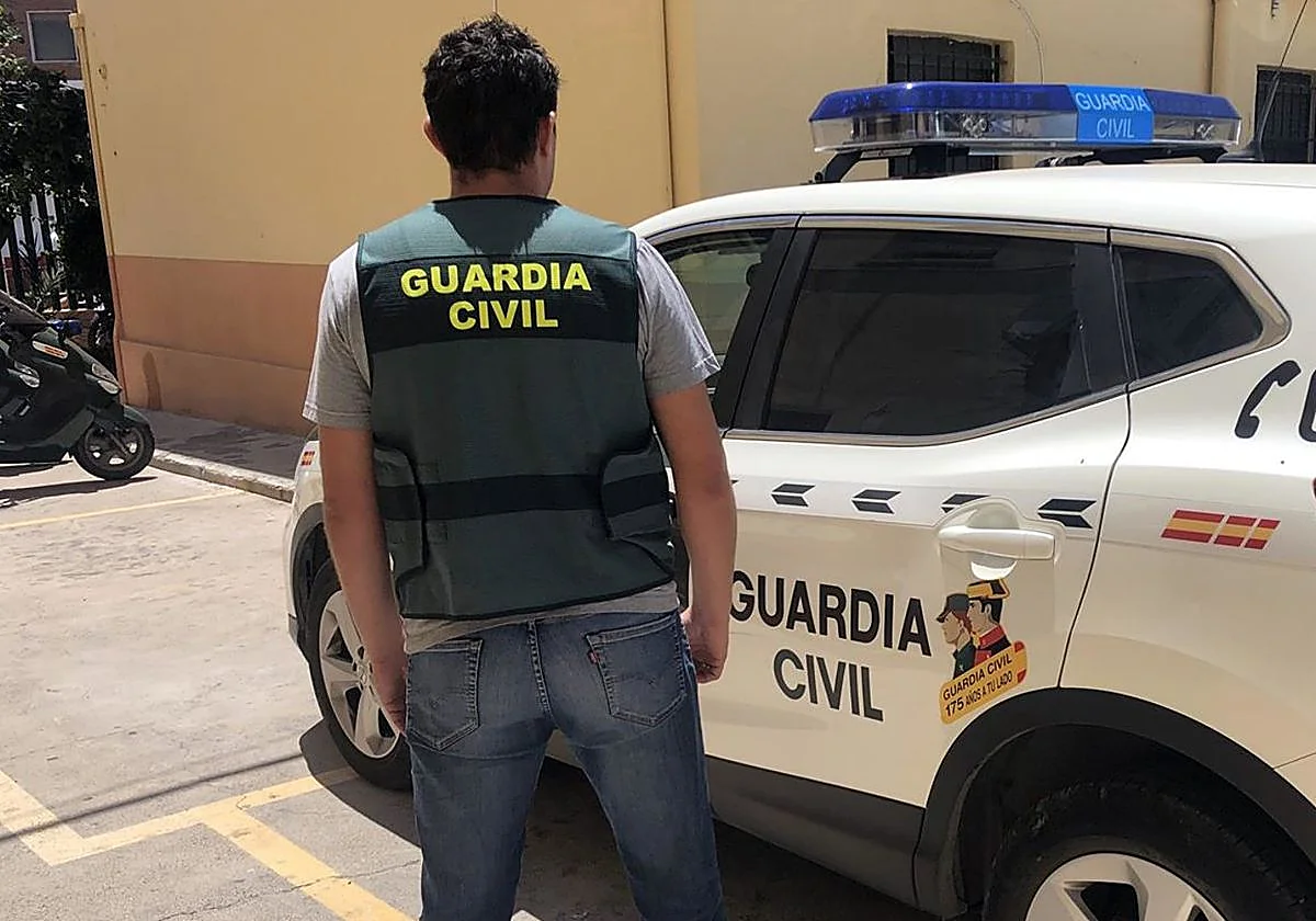 Un guardia civil fuera de servicio detiene en A Laracha a un hombre buscado por violencia de género