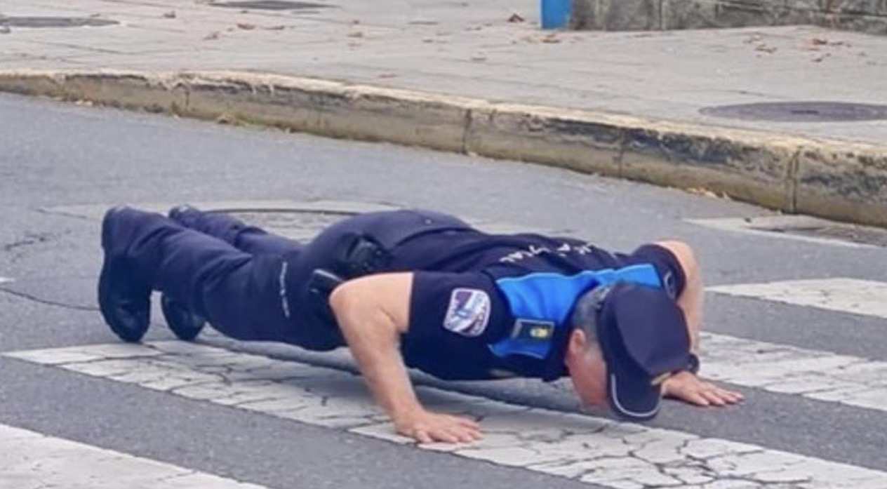 Un policía local besa el paso de cebra donde protegió a escolares durante más de tres décadas