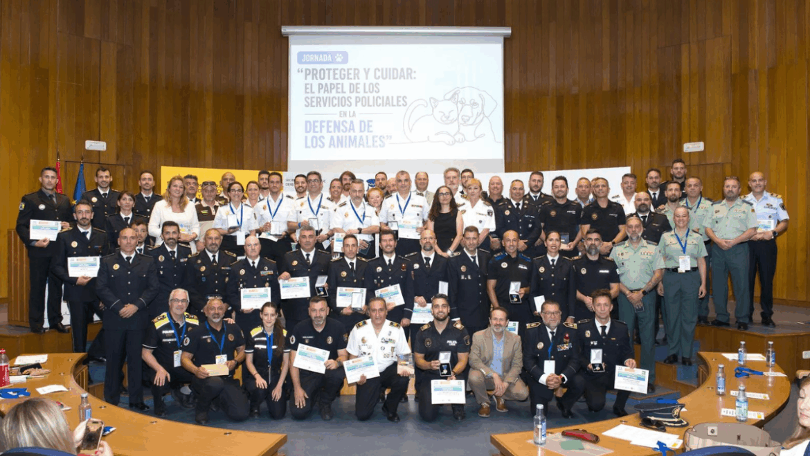 La Unidad de Protección Animal de la Policía Local de Elche recibe un reconocimiento nacional por sus buenas prácticas