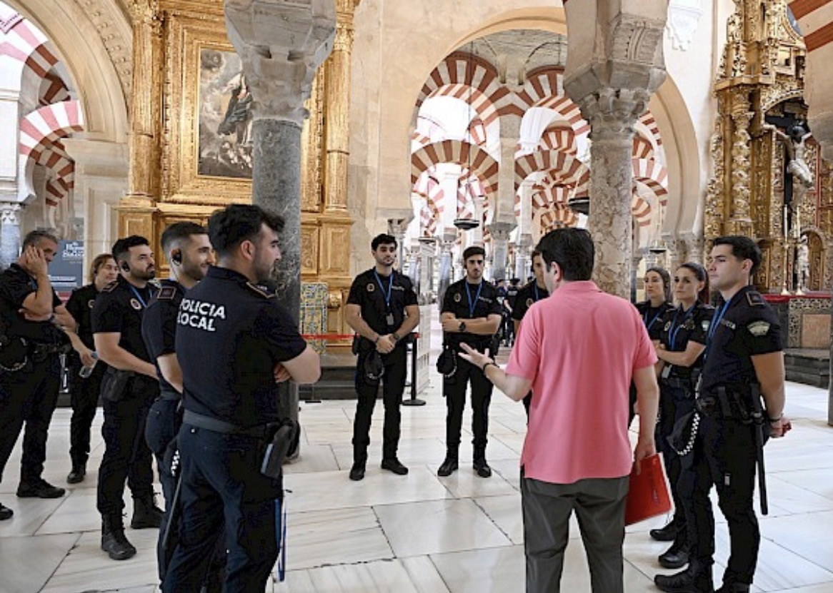 Los nuevos agentes de la Policía Local de Córdoba se forman en la Mezquita-Catedral para conocer sus protocolos de seguridad