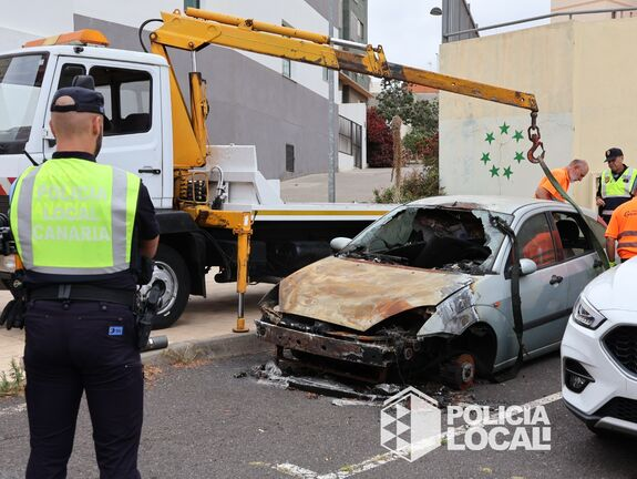 La Policía Local de Santa Cruz de Tenerife refuerza la retirada de vehículos abandonados y actúa sobre 15 casos en varios puntos de la ciudad
