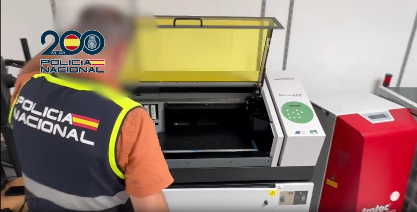 Desarticulada en Málaga una red internacional que fabricaba permisos de conducir británicos falsos