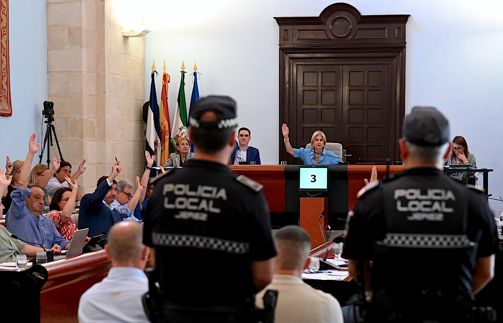 El Pleno reconoce la actuación ejemplar de siete policías locales por su intervención en el incendio de un edificio de la calle Toná