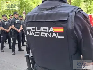 Un policía nacional fuera de servicio auxilia a los vecinos de un edificio incendiado en Algeciras y ayuda a evacuar a una persona con movilidad reducida