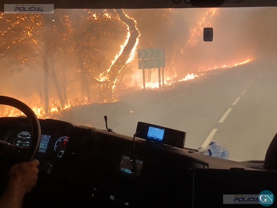 Un incendio fuera de control en Les Gavarres obliga a confinar a vecinos de nueve municipios de Girona