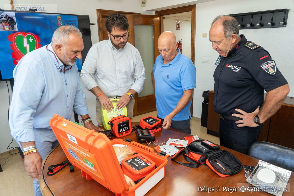 Cartagena refuerza la respuesta ante emergencias con nuevos desfibriladores para la Policía Local