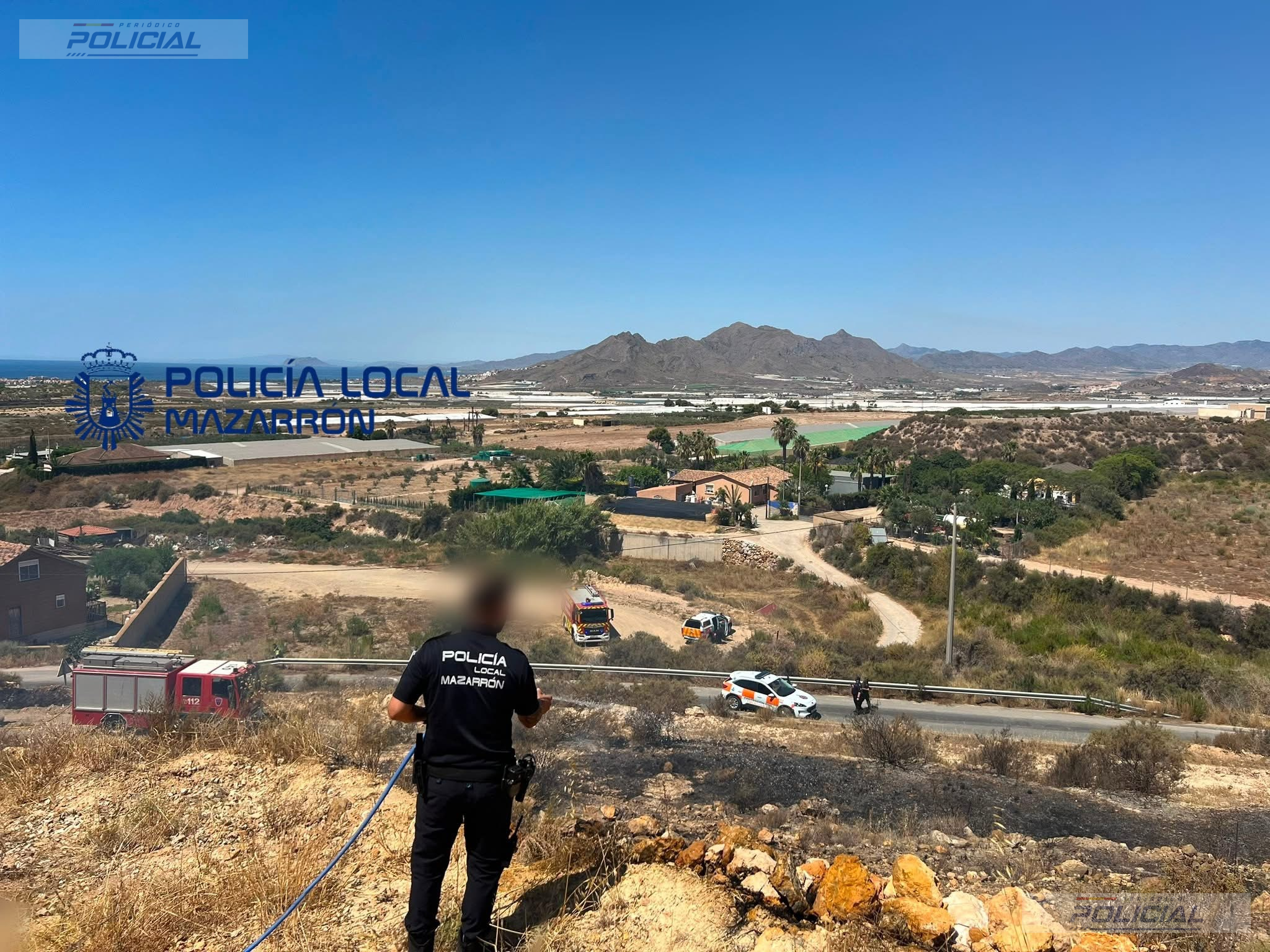 La rápida actuación de Policía Local, Protección Civil, Guardia Civil y Bomberos evita que un incendio alcance varias viviendas en Mazarrón