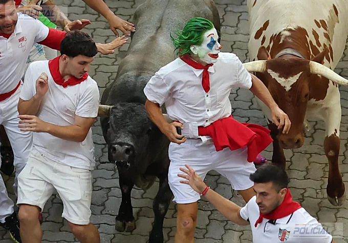 La Policía Municipal de Pamplona identifica y sanciona al conocido como “Joker” por incumplir las normas durante el encierro de San Fermín