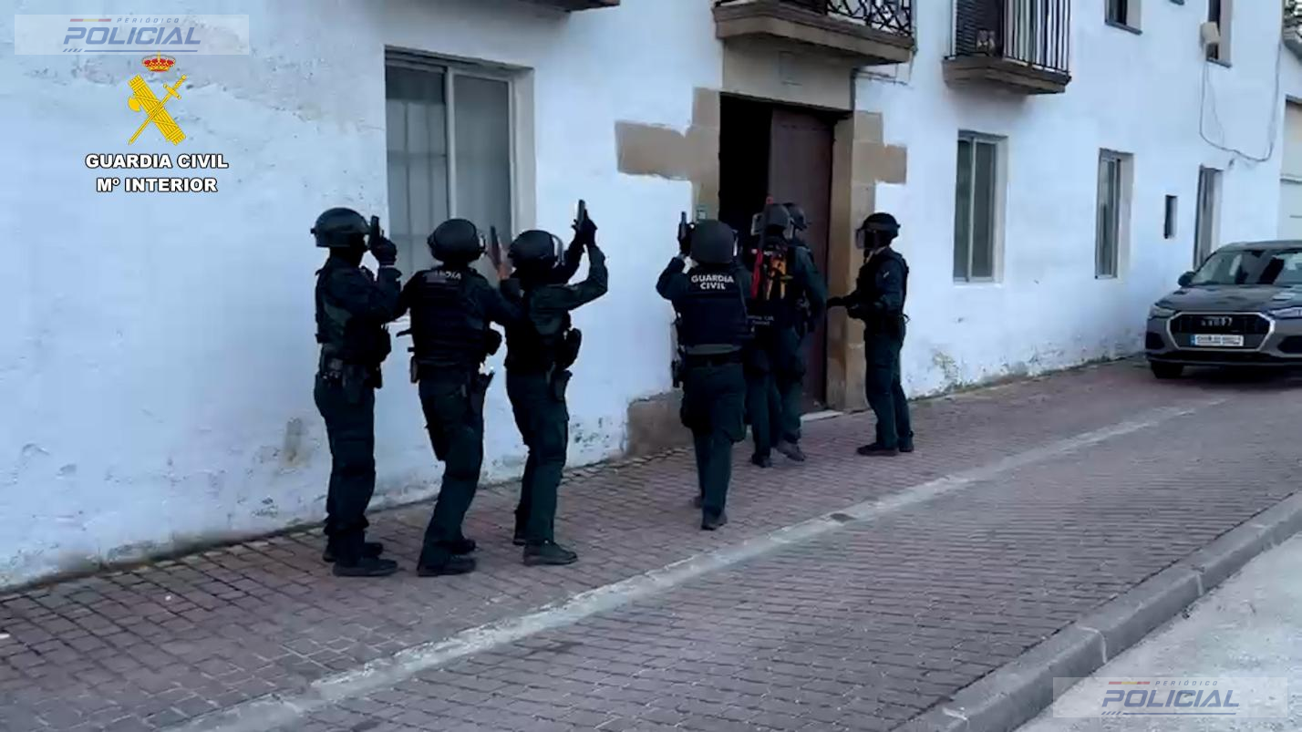 La Guardia Civil desarticula en Navarra una trama que manipulaba permisos de residencia y trabajo a cambio de dinero
