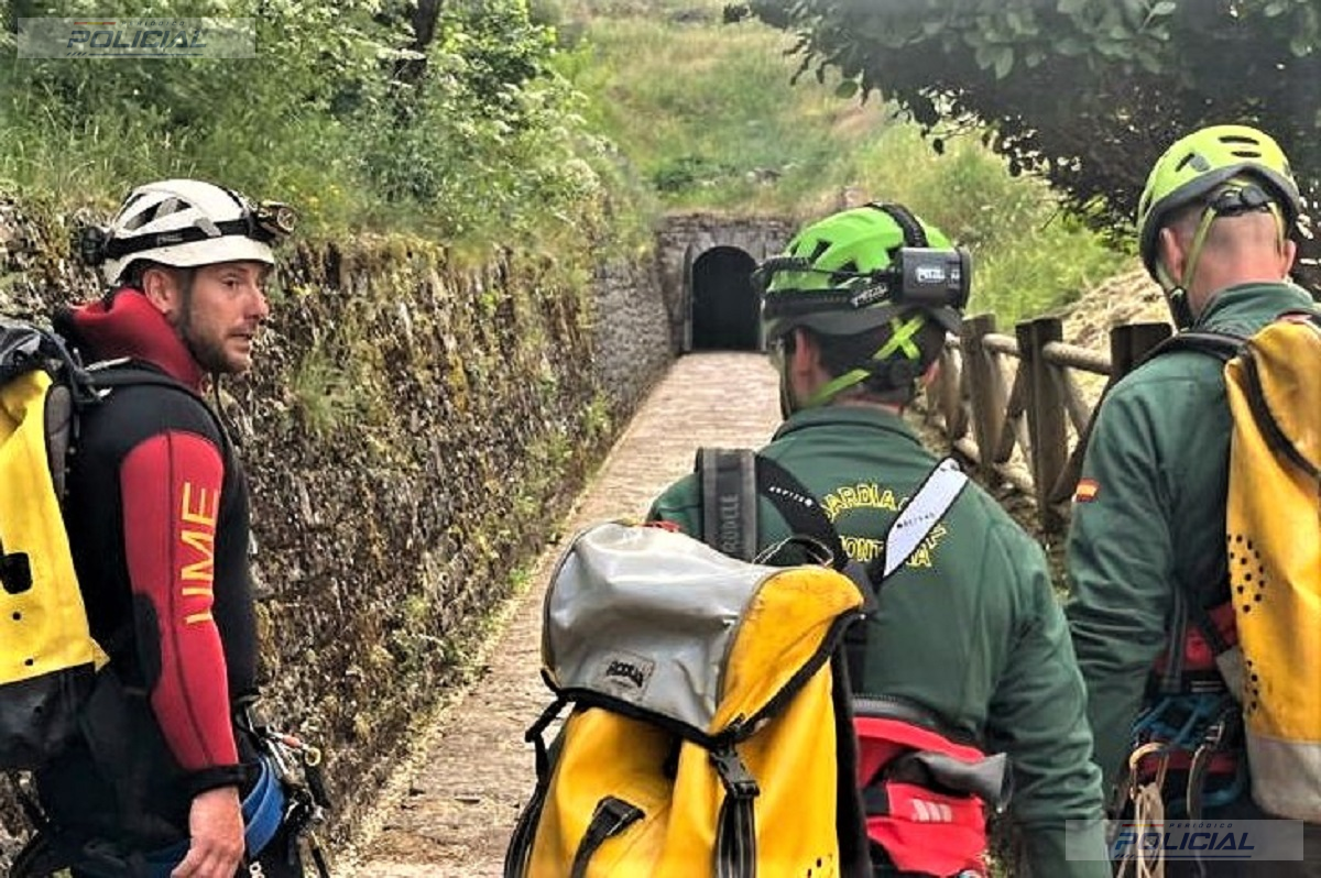 Rescate conjunto en la cueva de Valporquero tras la caída de un espeleólogo desde siete metros
