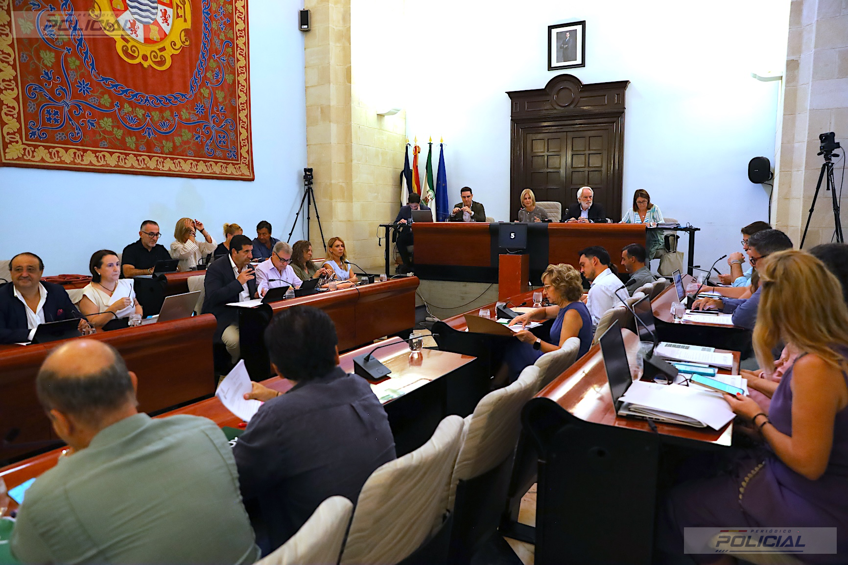 El Pleno de Jerez reconoce la actuación de dos agentes de la Policía Local por intervenciones destacadas