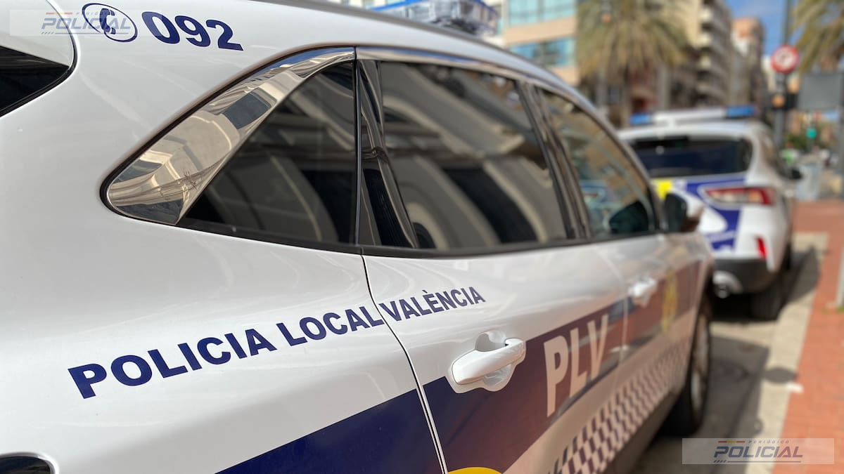 La rápida actuación de la Policía Local y los servicios sanitarios salva la vida de un hombre tras sufrir una parada cardiorrespiratoria en un supermercado de Oliva
