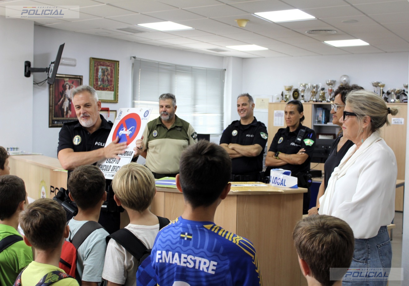 La Policía Local de Aljaraque acerca su trabajo a los niños del campamento urbano municipal