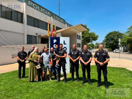 El niño reanimado por la Policía Local de Huesca tras un ahogamiento visita a los agentes que le salvaron la vida