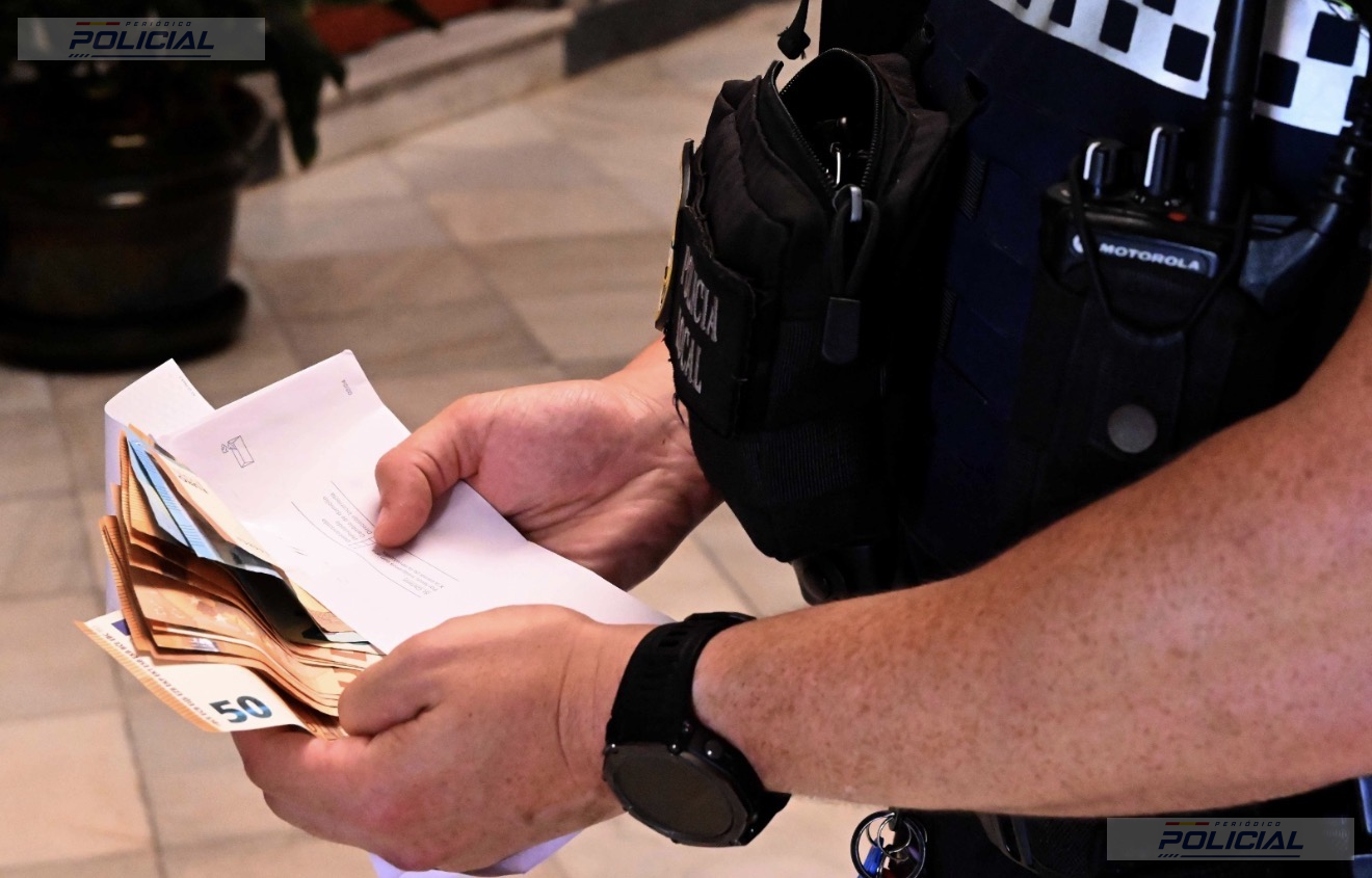 La colaboración ciudadana y la rápida actuación de la Policía Local permiten devolver 600 euros perdidos a su propietaria en Algeciras