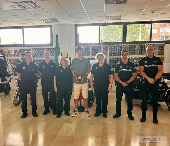 La Policía Local de Almería reconoce la valentía de un joven que recuperó unas prendas robadas tras perseguir al autor de un hurto