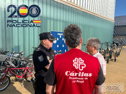 La Policía Nacional entrega a Cáritas La Rioja más de treinta bicicletas y patinetes recuperados para darles una segunda vida