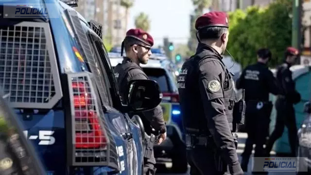 La Policía Local de Sevilla detiene a un hombre que se dirigía al domicilio de su pareja con un hacha, dos cuchillos y un pico