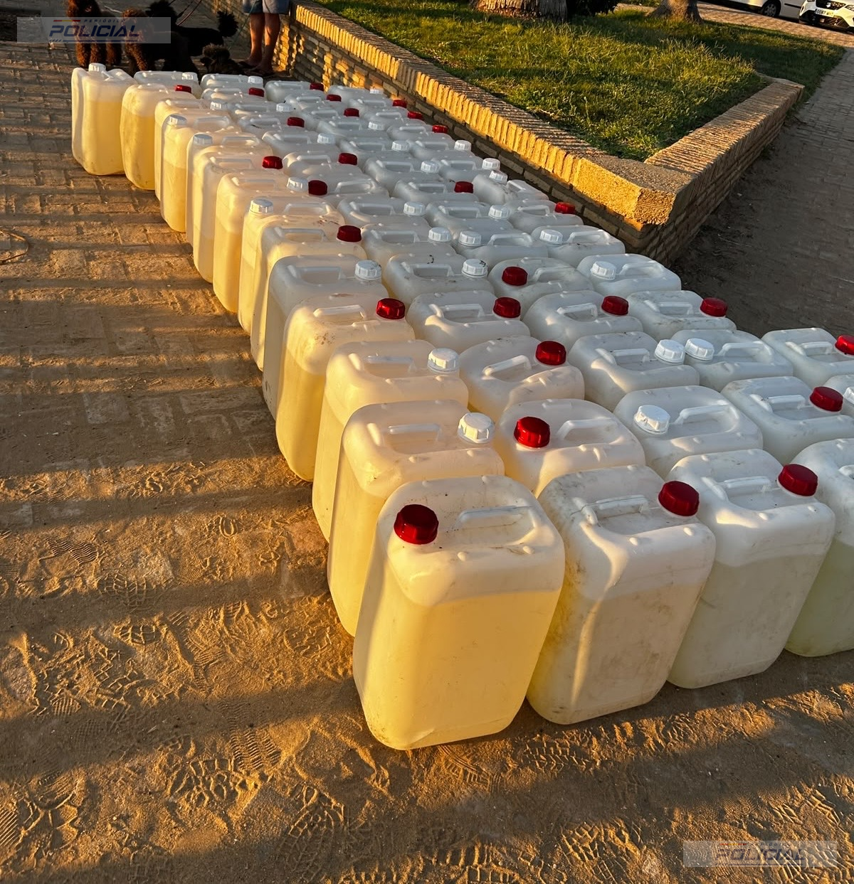 Un guardia civil retirado recupera 55 garrafas de gasolina arrojadas al agua desde dos embarcaciones en Isla Cristina
