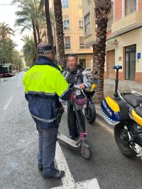 La Policía Local de Alicante reactiva los controles de patinetes ante la entrada en vigor de la nueva normativa de la DGT