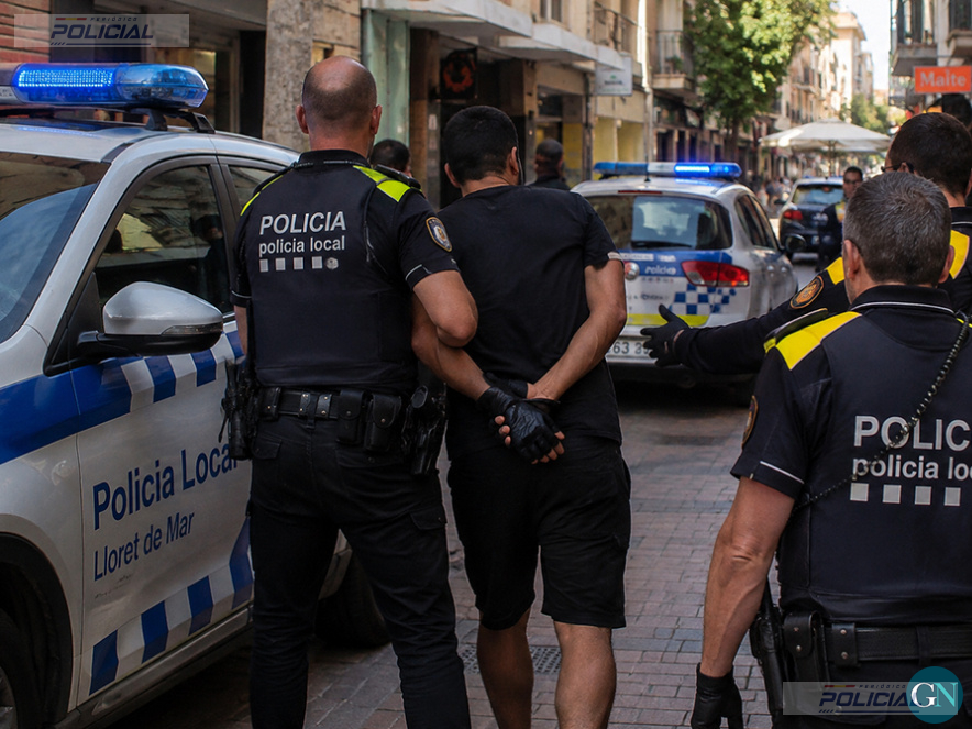 Detenido un hombre tras amenazar presuntamente con una catana a varias personas en el centro de Lloret de Mar