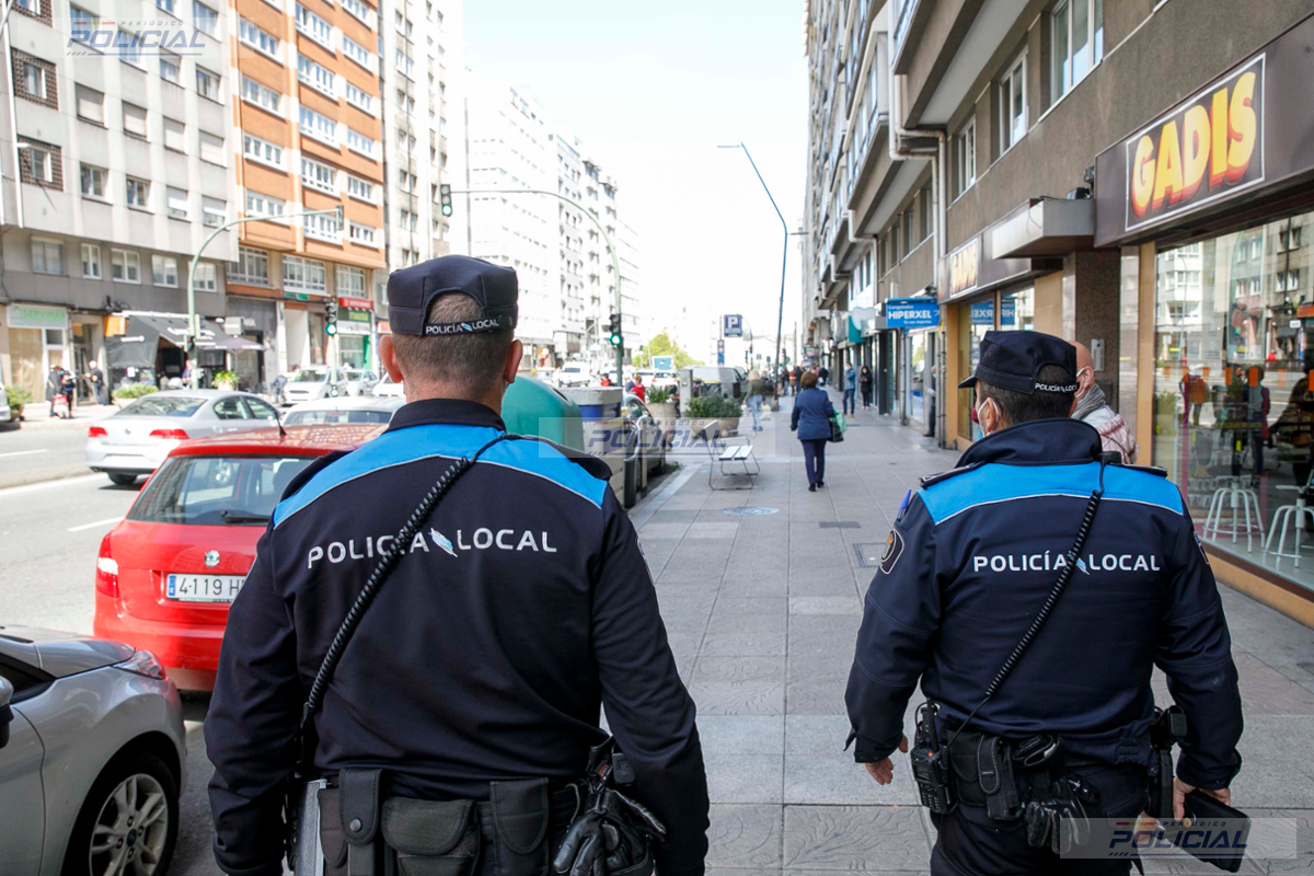 La Policía Local de A Coruña salva a un joven con una fuerte hemorragia arterial en el Orzán