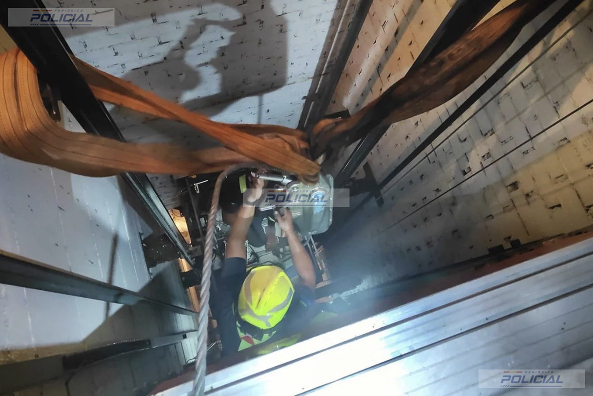 Bomberos de Marbella rescatan a tres menores atrapados durante más de tres horas en un ascensor