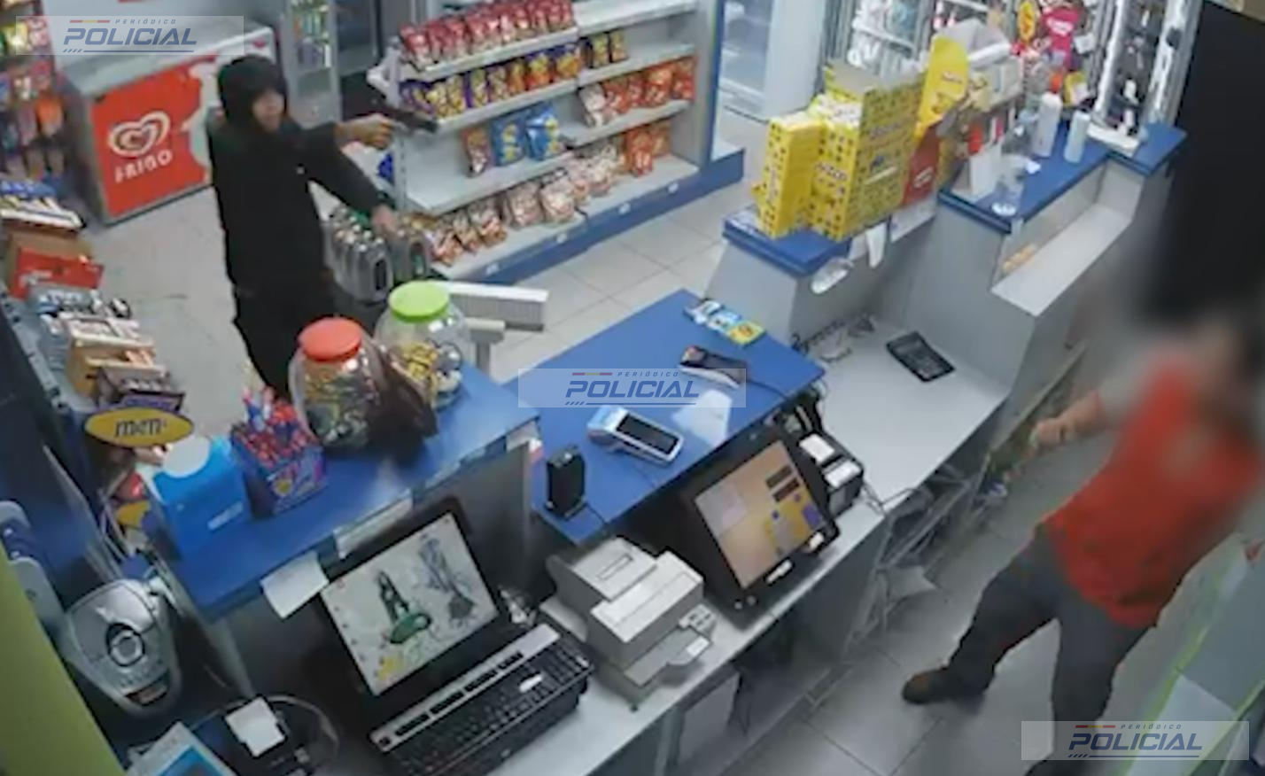 La Guardia Civil detiene a tres jóvenes, dos de ellos menores, acusados de atracar tres veces la misma gasolinera en Murcia