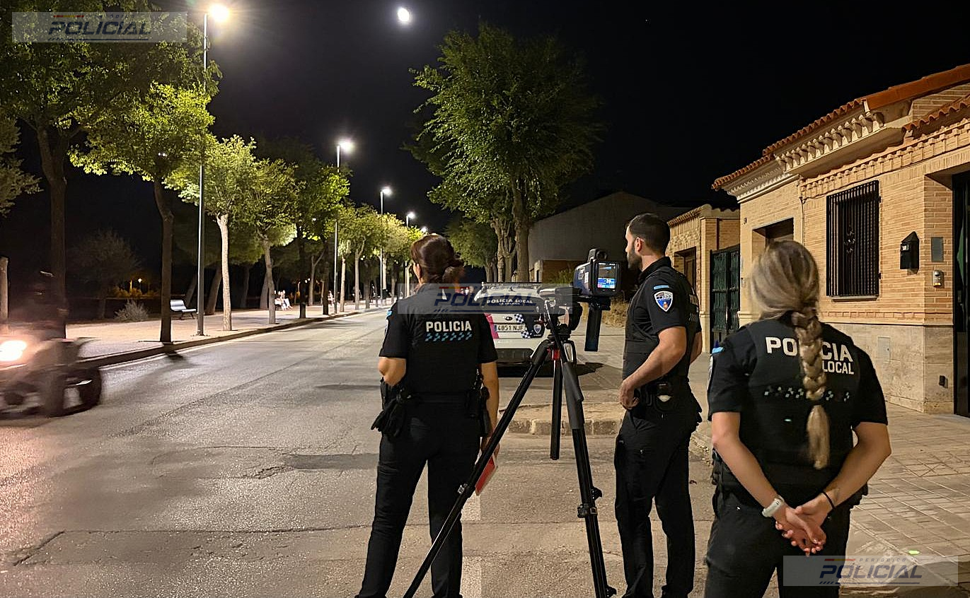 La Policía Local denuncia a dos conductores por conducción negligente y extingue el incendio de dos contenedores