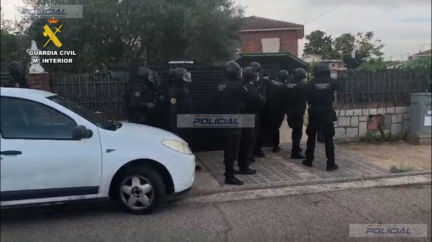 Tres detenidos tras un robo a punta de pistola, el incendio de cinco viviendas y un intercambio de disparos en Calarberche